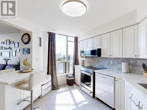 707 - 12 Laurelcrest Street, Brampton (Queen Street Corridor), ON - Indoor Photo Showing Kitchen