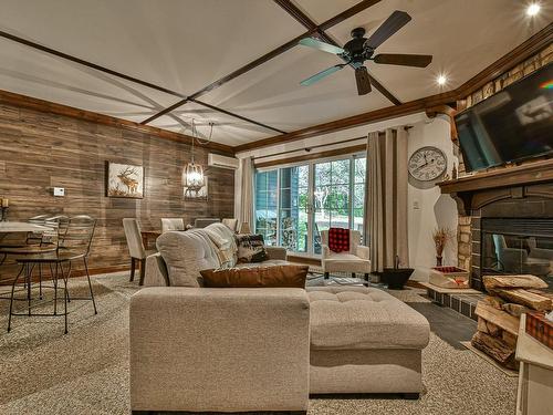 Vue d'ensemble - 7-102 Ch. Des Quatre-Sommets, Mont-Tremblant, QC - Indoor Photo Showing Living Room With Fireplace