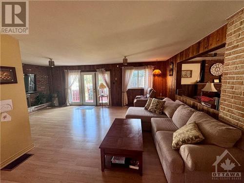 5347 138 Highway, Cornwall, ON - Indoor Photo Showing Living Room