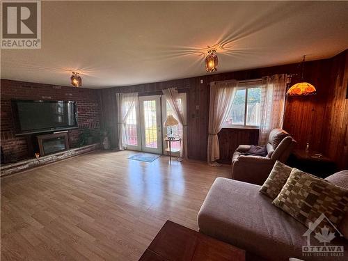 5347 138 Highway, Cornwall, ON - Indoor Photo Showing Living Room