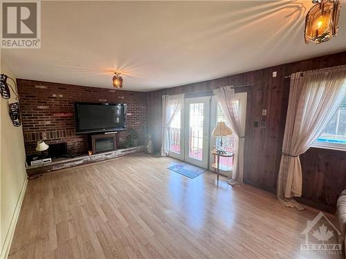 5347 138 Highway, Cornwall, ON - Indoor Photo Showing Living Room