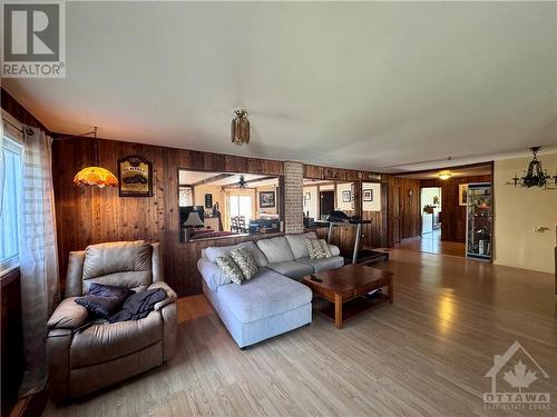 5347 138 Highway, Cornwall, ON - Indoor Photo Showing Living Room