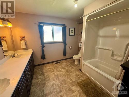 5347 138 Highway, Cornwall, ON - Indoor Photo Showing Bathroom