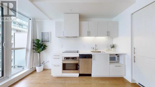 606 - 508 Wellington Street W, Toronto (Waterfront Communities), ON - Indoor Photo Showing Kitchen With Upgraded Kitchen