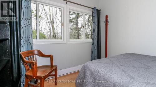 39 Maplecrest Court, Oro-Medonte (Horseshoe Valley), ON - Indoor Photo Showing Bedroom