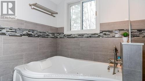 39 Maplecrest Court, Oro-Medonte (Horseshoe Valley), ON - Indoor Photo Showing Bathroom