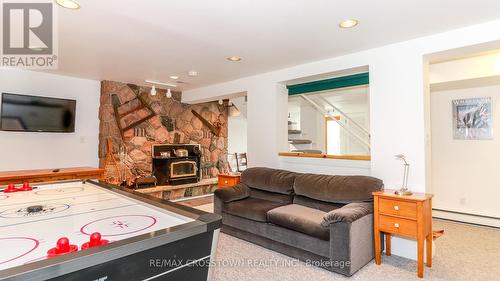 39 Maplecrest Court, Oro-Medonte (Horseshoe Valley), ON - Indoor Photo Showing Living Room With Fireplace