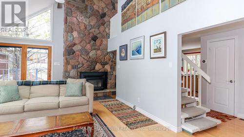 39 Maplecrest Court, Oro-Medonte (Horseshoe Valley), ON - Indoor Photo Showing Living Room With Fireplace