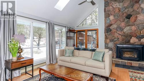 39 Maplecrest Court, Oro-Medonte (Horseshoe Valley), ON - Indoor Photo Showing Living Room With Fireplace