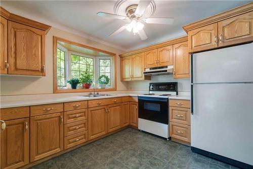 679 Niagara Street N, Welland, ON - Indoor Photo Showing Kitchen With Double Sink