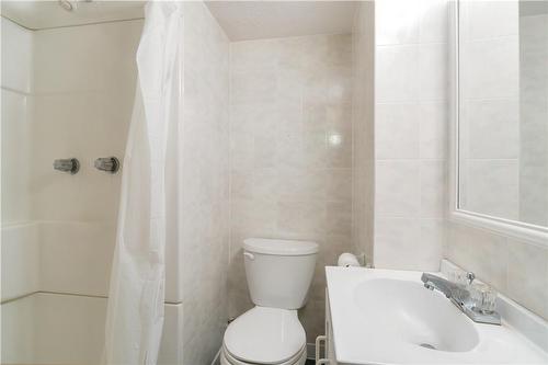 679 Niagara Street N, Welland, ON - Indoor Photo Showing Bathroom