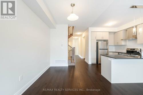 29 Bermondsey Way E, Brampton (Bram West), ON - Indoor Photo Showing Kitchen