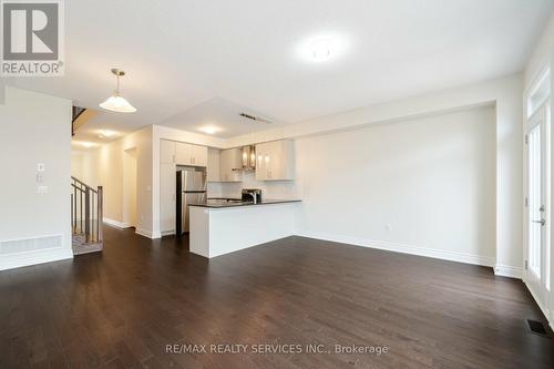 29 Bermondsey Way E, Brampton (Bram West), ON - Indoor Photo Showing Kitchen