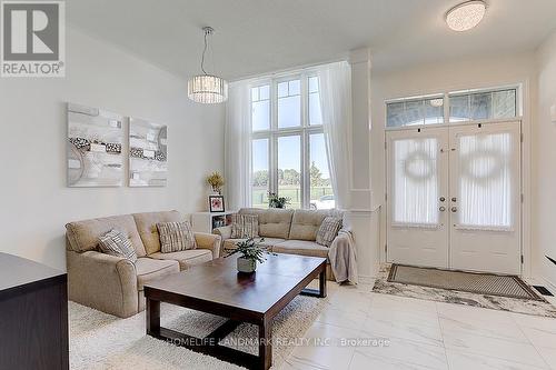 17 Charles White Court, East Gwillimbury, ON - Indoor Photo Showing Living Room