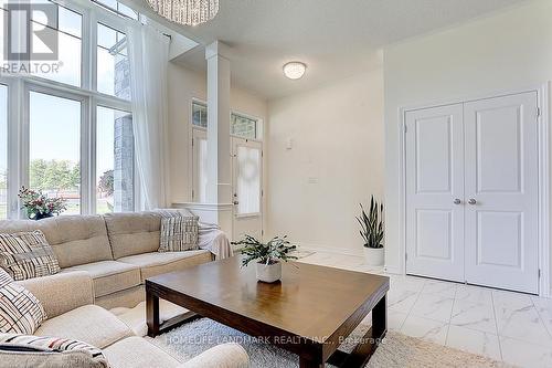 17 Charles White Court, East Gwillimbury, ON - Indoor Photo Showing Living Room