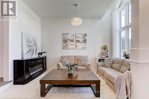 17 Charles White Court, East Gwillimbury, ON - Indoor Photo Showing Living Room