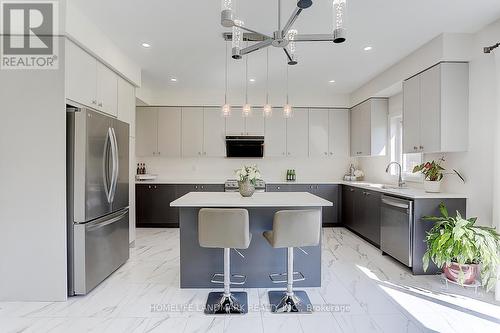 17 Charles White Court, East Gwillimbury, ON - Indoor Photo Showing Kitchen With Upgraded Kitchen