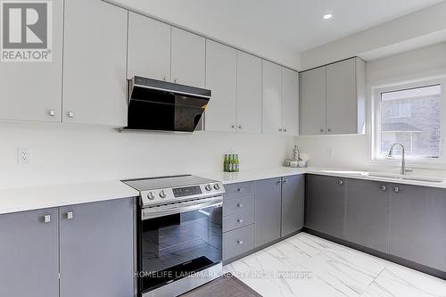 17 Charles White Court, East Gwillimbury, ON - Indoor Photo Showing Kitchen