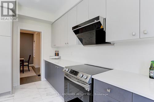 17 Charles White Court, East Gwillimbury, ON - Indoor Photo Showing Kitchen