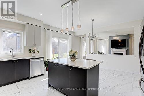 17 Charles White Court, East Gwillimbury, ON - Indoor Photo Showing Kitchen