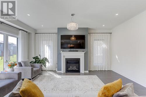 17 Charles White Court, East Gwillimbury, ON - Indoor Photo Showing Living Room With Fireplace