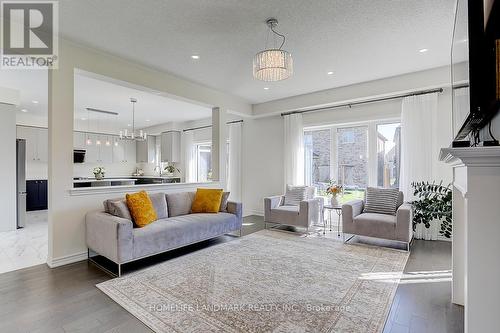 17 Charles White Court, East Gwillimbury, ON - Indoor Photo Showing Living Room