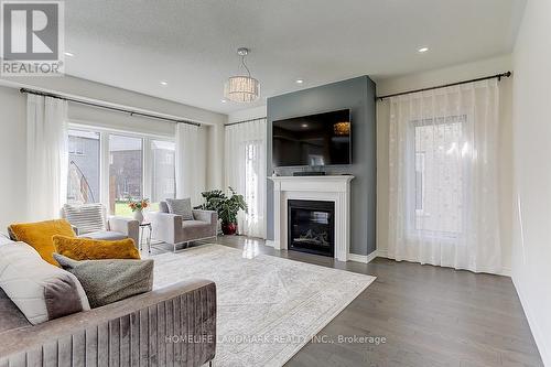 17 Charles White Court, East Gwillimbury, ON - Indoor Photo Showing Living Room With Fireplace