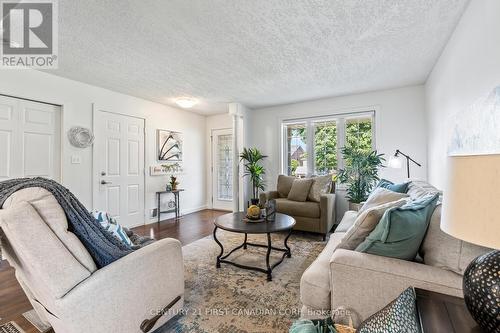 20 Linwood Drive, Thames Centre (Dorchester), ON - Indoor Photo Showing Living Room