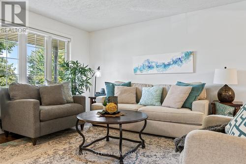 20 Linwood Drive, Thames Centre (Dorchester), ON - Indoor Photo Showing Living Room