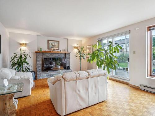 Salle familiale - 14 Rue Du Chianti, Kirkland, QC - Indoor Photo Showing Living Room With Fireplace