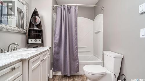 1314 3Rd Avenue Ne, Moose Jaw, SK - Indoor Photo Showing Bathroom