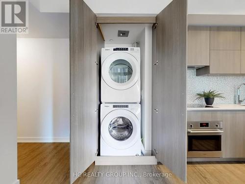 2902 - 1 Yorkville Avenue, Toronto (Annex), ON - Indoor Photo Showing Laundry Room