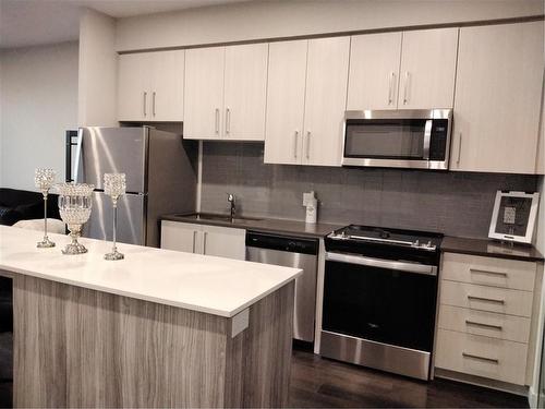 15 Queen Street S|Unit #2304, Hamilton, ON - Indoor Photo Showing Kitchen With Upgraded Kitchen