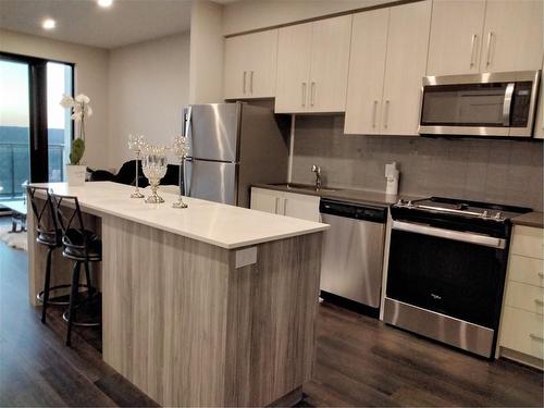 15 Queen Street S|Unit #2304, Hamilton, ON - Indoor Photo Showing Kitchen With Upgraded Kitchen