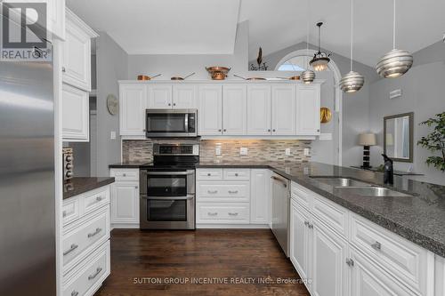 15 Alpine Way, Oro-Medonte (Horseshoe Valley), ON - Indoor Photo Showing Kitchen With Stainless Steel Kitchen With Double Sink With Upgraded Kitchen