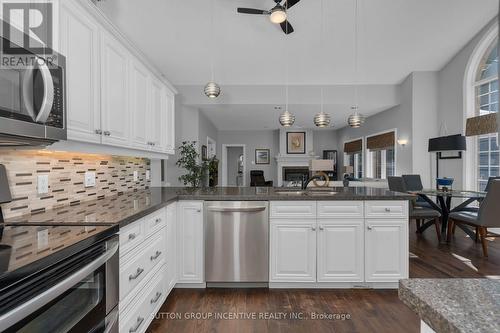 15 Alpine Way, Oro-Medonte (Horseshoe Valley), ON - Indoor Photo Showing Kitchen With Stainless Steel Kitchen With Upgraded Kitchen