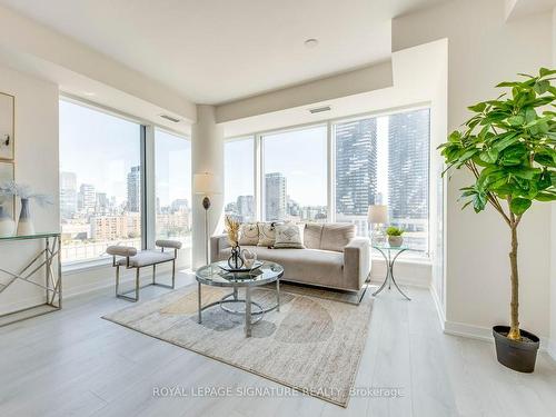 1407-28 Freeland St, Toronto, ON - Indoor Photo Showing Living Room