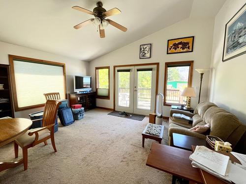 811 Kildare Street, New Denver, BC - Indoor Photo Showing Living Room