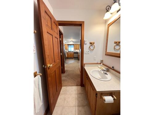 811 Kildare Street, New Denver, BC - Indoor Photo Showing Bathroom