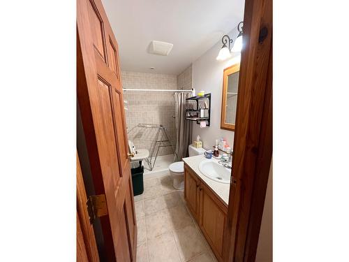 811 Kildare Street, New Denver, BC - Indoor Photo Showing Bathroom