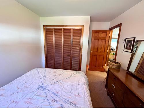 811 Kildare Street, New Denver, BC - Indoor Photo Showing Bedroom