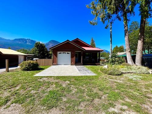 811 Kildare Street, New Denver, BC - Outdoor