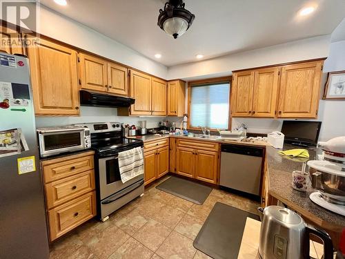 811 Kildare Street, New Denver, BC - Indoor Photo Showing Kitchen With Double Sink