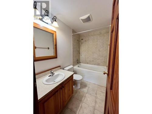 811 Kildare Street, New Denver, BC - Indoor Photo Showing Bathroom