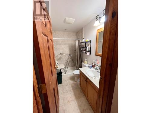 811 Kildare Street, New Denver, BC - Indoor Photo Showing Bathroom