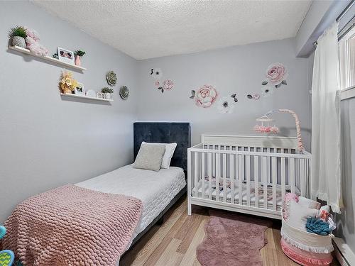 203-991 Cloverdale Ave, Saanich, BC - Indoor Photo Showing Bedroom