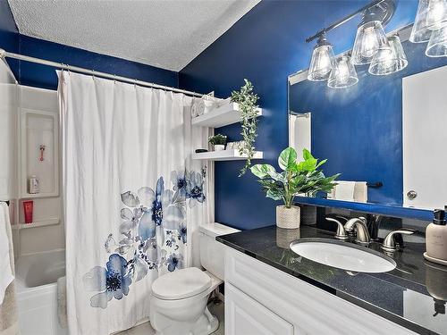 203-991 Cloverdale Ave, Saanich, BC - Indoor Photo Showing Bathroom