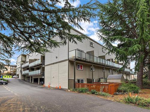 203-991 Cloverdale Ave, Saanich, BC - Outdoor