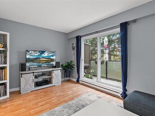 203-991 Cloverdale Ave, Saanich, BC - Indoor