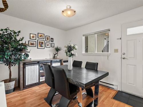 203-991 Cloverdale Ave, Saanich, BC - Indoor Photo Showing Dining Room